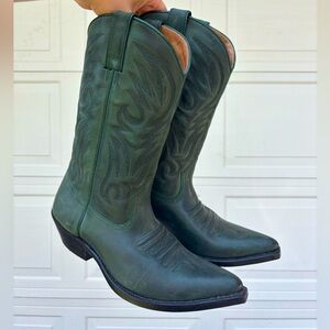 Sena Cowboy Boots
Fit an W8.5-9 US

12 3/4in tall
11 1/4in long

Leather